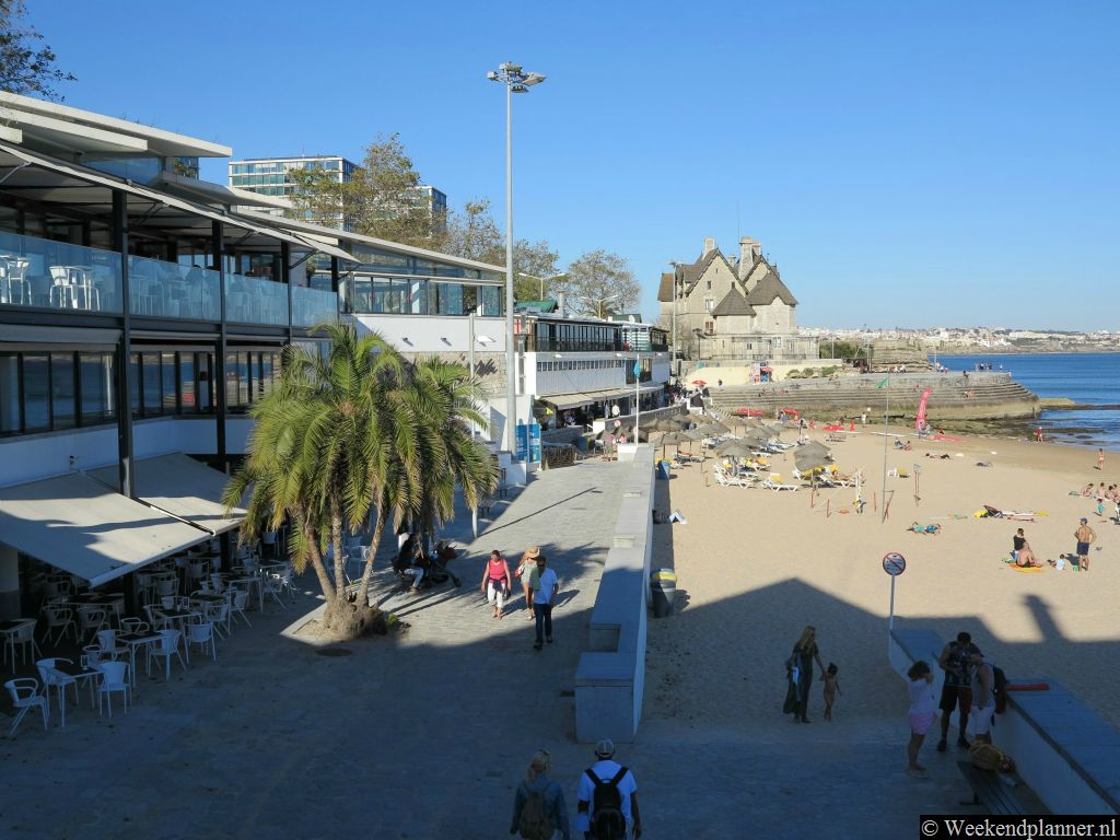Er zijn veel restaurants langs de boulevard tussen Cascais en Estoril.
